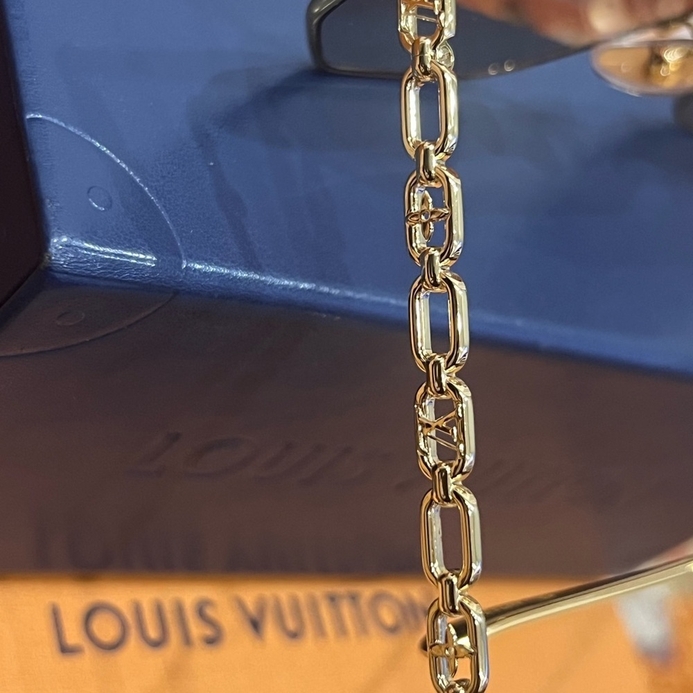 🎉Authentic Louis Vuitton: My LV Chain Round Sunglasses🎉Makes a Perfect Gift! - Picture 6 of 16